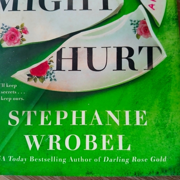 Stephanie Wrobel 'This Might Hurt' Novel - Green Cover Hard Back Book Thriller - Picture 8 of 13